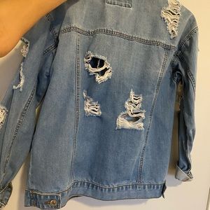 Distressed jean jacket FOREVER 21